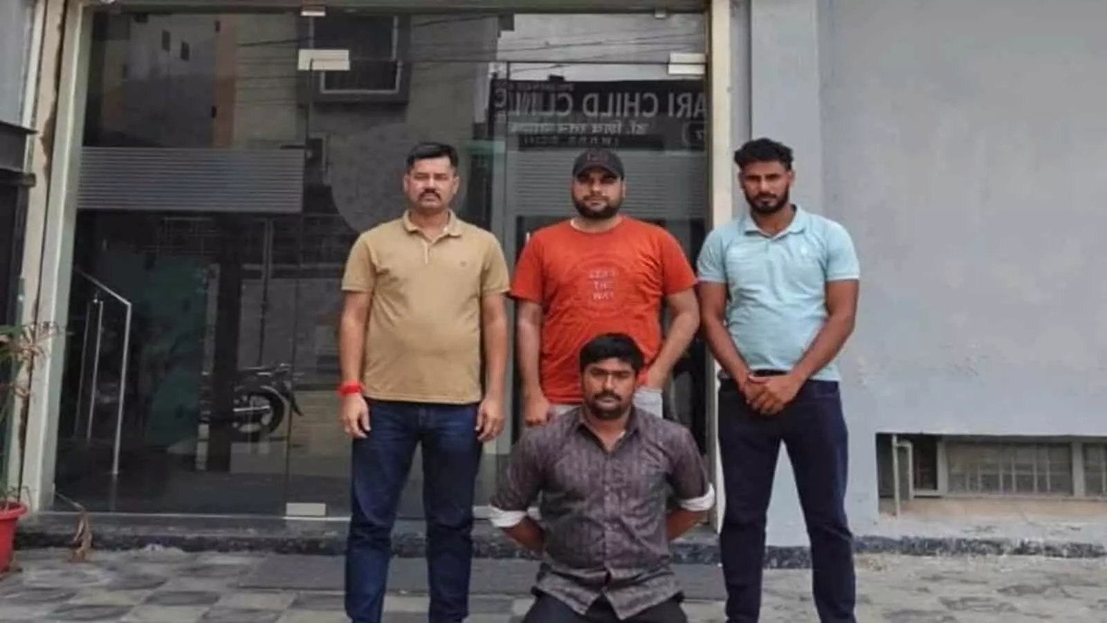 पुलिस हिरासत में खड़ा ड्रग तस्कर रणजीत बंजारा और एंटी नारकोटिक्स टास्क फोर्स के अधिकारी। पुलिस हिरासत में खड़ा ड्रग तस्कर रणजीत बंजारा और एंटी नारकोटिक्स टास्क फोर्स के अधिकारी।