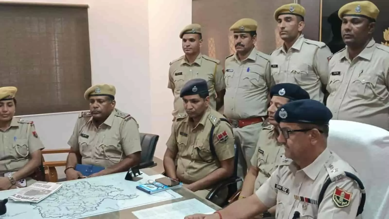वृत्ताधिकारी कार्यालय में प्रेस वार्ता के दौरान मेज के पास बैठे और खड़े राजस्थान पुलिस के अधिकारी। वृत्ताधिकारी कार्यालय में प्रेस वार्ता के दौरान मेज के पास बैठे और खड़े राजस्थान पुलिस के अधिकारी।