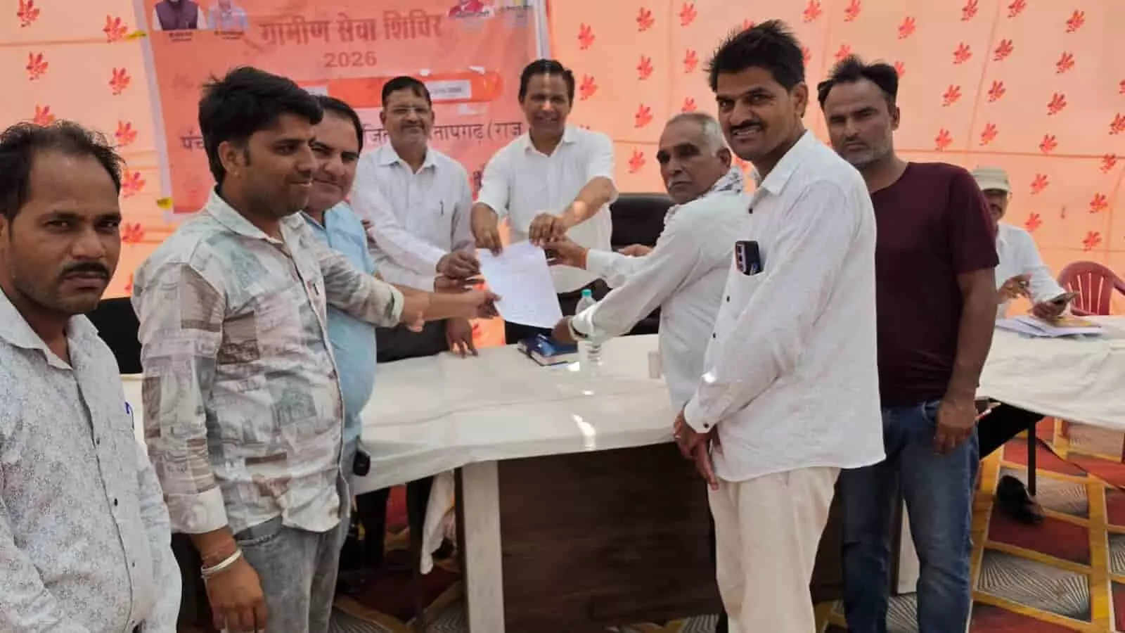 नौगांवा के ग्रामीण सेवा शिविर में अधिकारी को बस सेवा बहाली का ज्ञापन सौंपते हुए ग्रामीण पुरुष। नौगांवा के ग्रामीण सेवा शिविर में अधिकारी को बस सेवा बहाली का ज्ञापन सौंपते हुए ग्रामीण पुरुष।