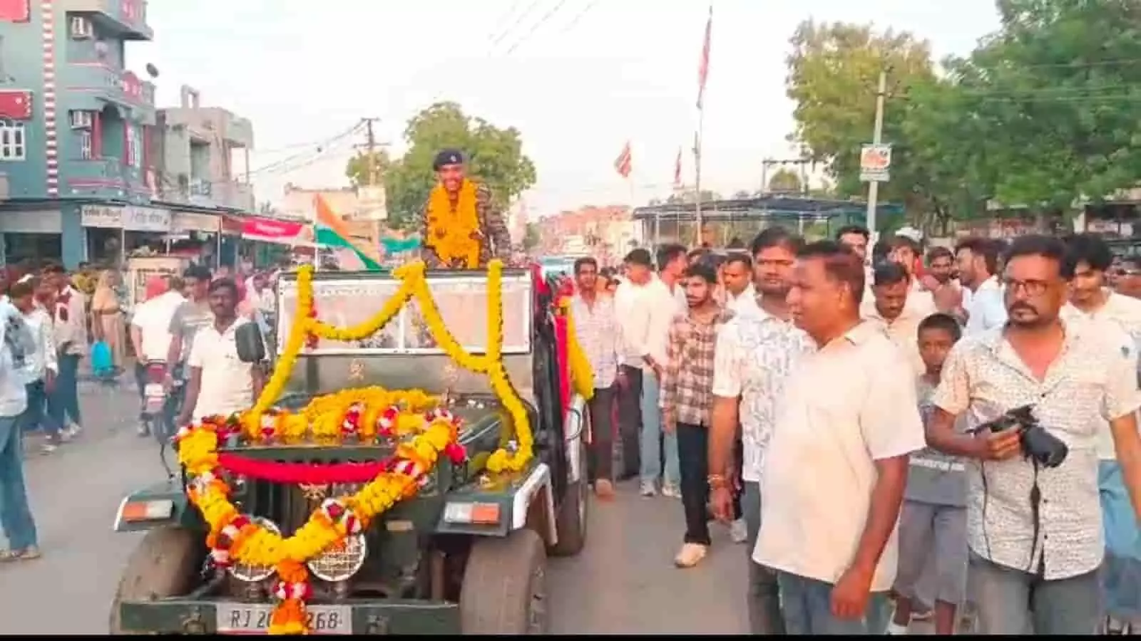 धरियावद में फूलों से सजी खुली जीप पर सवार होकर देशभक्ति रैली निकालते हुए सेना के नए अग्निवीर और उनके साथ चलते स्थानीय लोग। धरियावद में फूलों से सजी खुली जीप पर सवार होकर देशभक्ति रैली निकालते हुए सेना के नए अग्निवीर और उनके साथ चलते स्थानीय लोग।