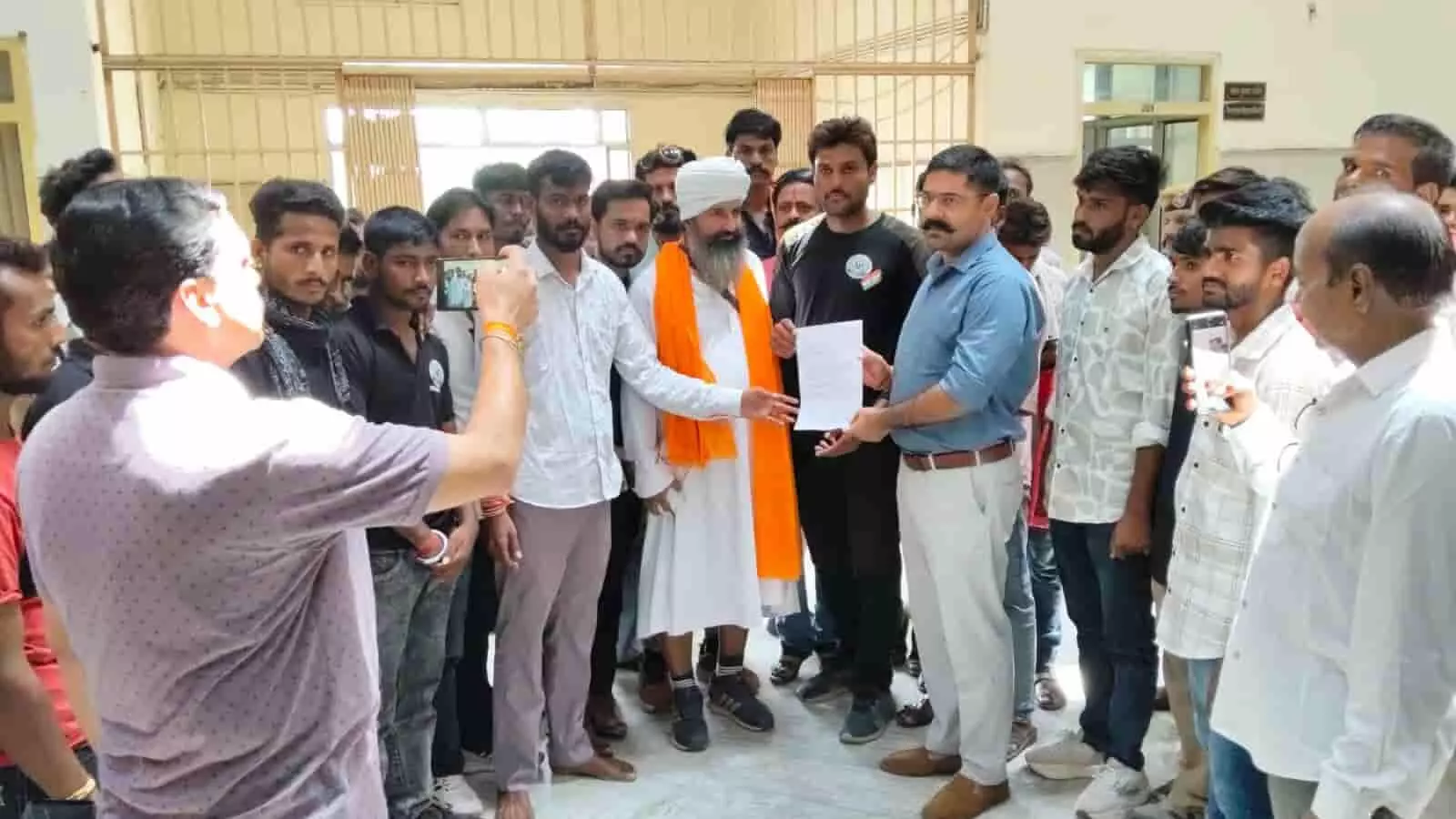 झालावाड़ में जिला कलेक्टर कार्यालय के भीतर विभिन्न हिंदूवादी संगठनों के पदाधिकारी और कार्यकर्ता जिला अधिकारी को ज्ञापन सौंपते हुए। झालावाड़ में जिला कलेक्टर कार्यालय के भीतर विभिन्न हिंदूवादी संगठनों के पदाधिकारी और कार्यकर्ता जिला अधिकारी को ज्ञापन सौंपते हुए।