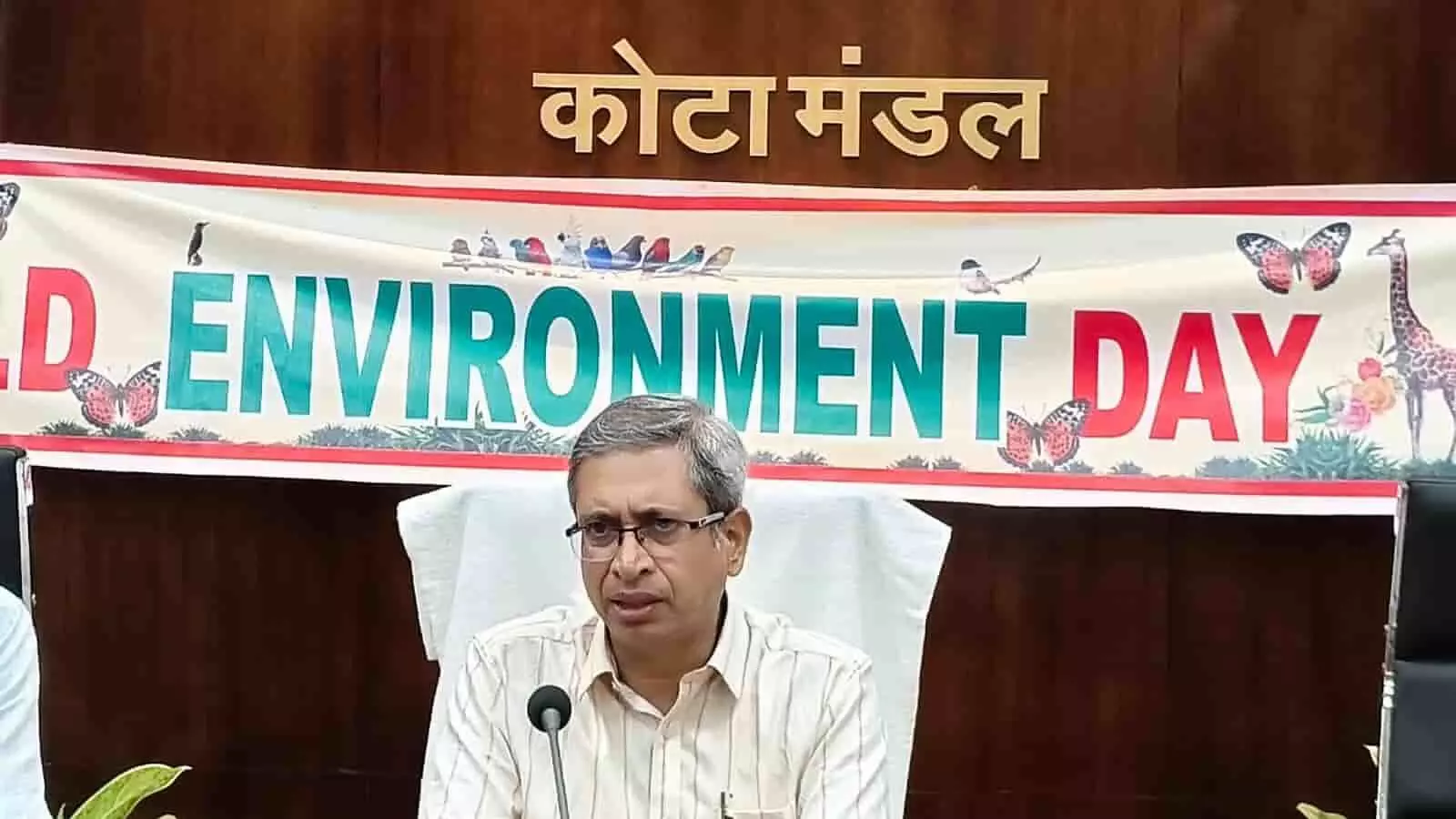कोटा मंडल के बैनर तले बैठे मंडल रेल प्रबंधक अनिल कालरा पर्यावरण दिवस कार्यक्रम में बात करते हुए। कोटा मंडल के बैनर तले बैठे मंडल रेल प्रबंधक अनिल कालरा पर्यावरण दिवस कार्यक्रम में बात करते हुए।