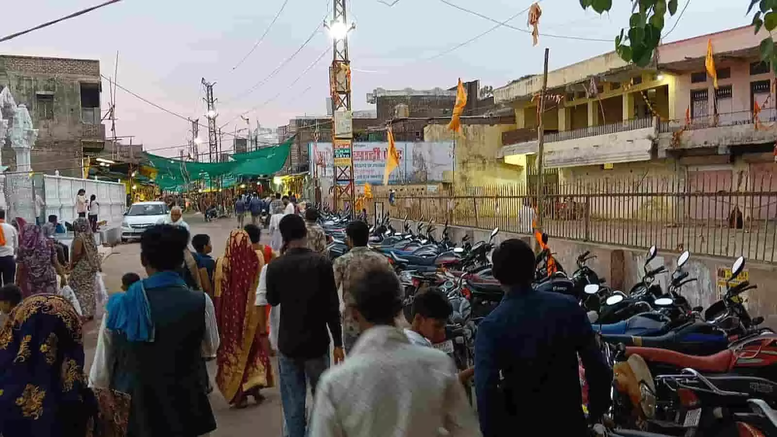 कामखेड़ा बालाजी मंदिर के मुख्य मार्ग पर भीड़ और सड़क किनारे खड़ी मोटरसाइकिलें। कामखेड़ा बालाजी मंदिर के मुख्य मार्ग पर भीड़ और सड़क किनारे खड़ी मोटरसाइकिलें।