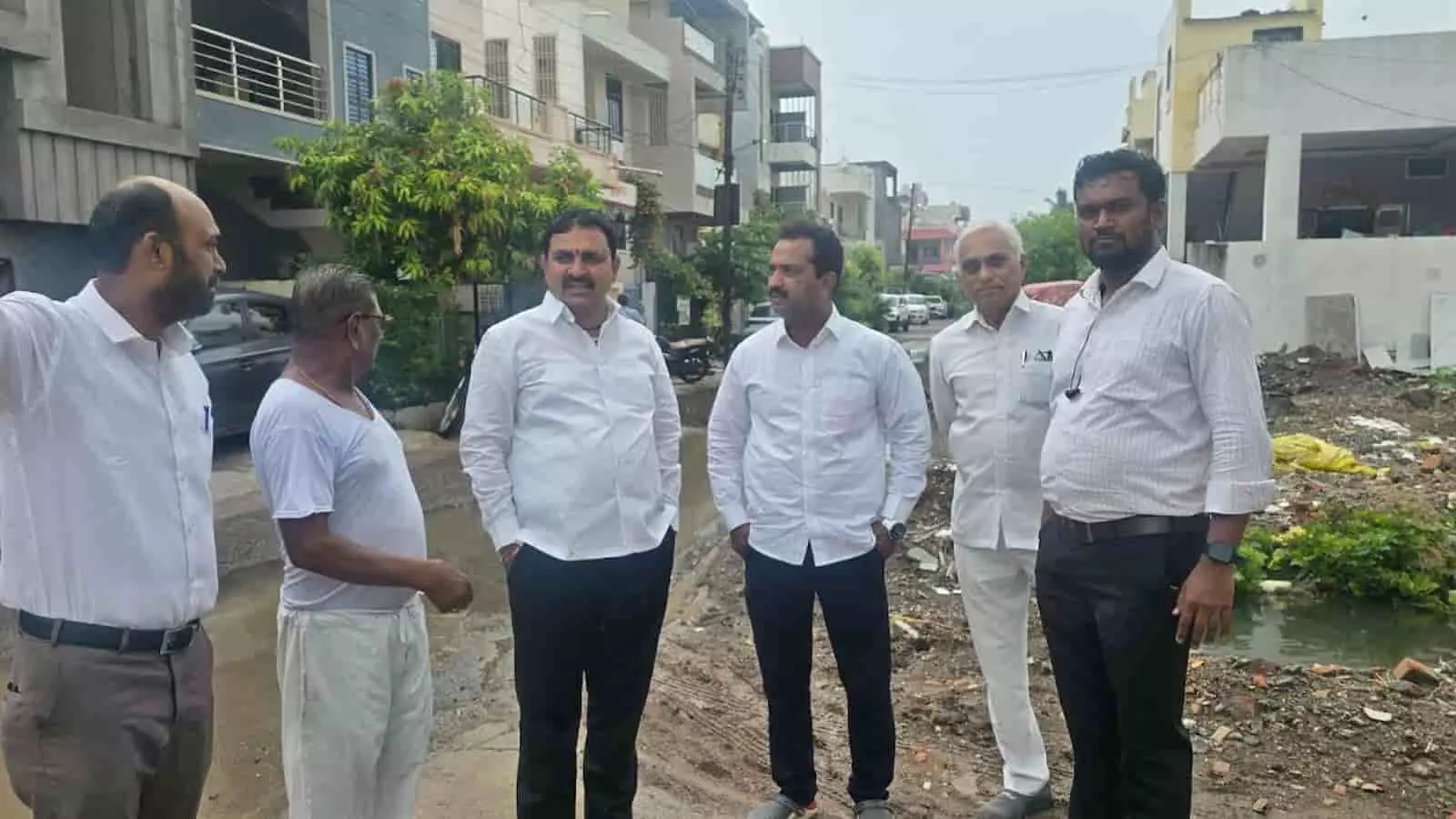 जालना के सोनल नगर में जलभराव की स्थिति का निरीक्षण करते पार्षद महावीर ढाक्का और स्थानीय लोग। जालना के सोनल नगर में जलभराव की स्थिति का निरीक्षण करते पार्षद महावीर ढाक्का और स्थानीय लोग।