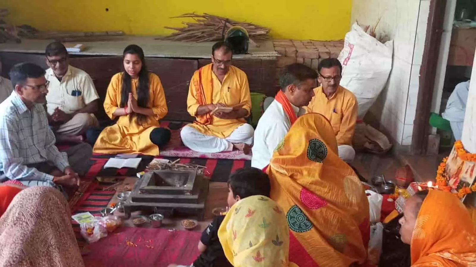 डीग के गायत्री मंदिर में आयोजित धार्मिक यज्ञ में आहुतियां देते श्रद्धालु और पुरोहित। डीग के गायत्री मंदिर में आयोजित धार्मिक यज्ञ में आहुतियां देते श्रद्धालु और पुरोहित।