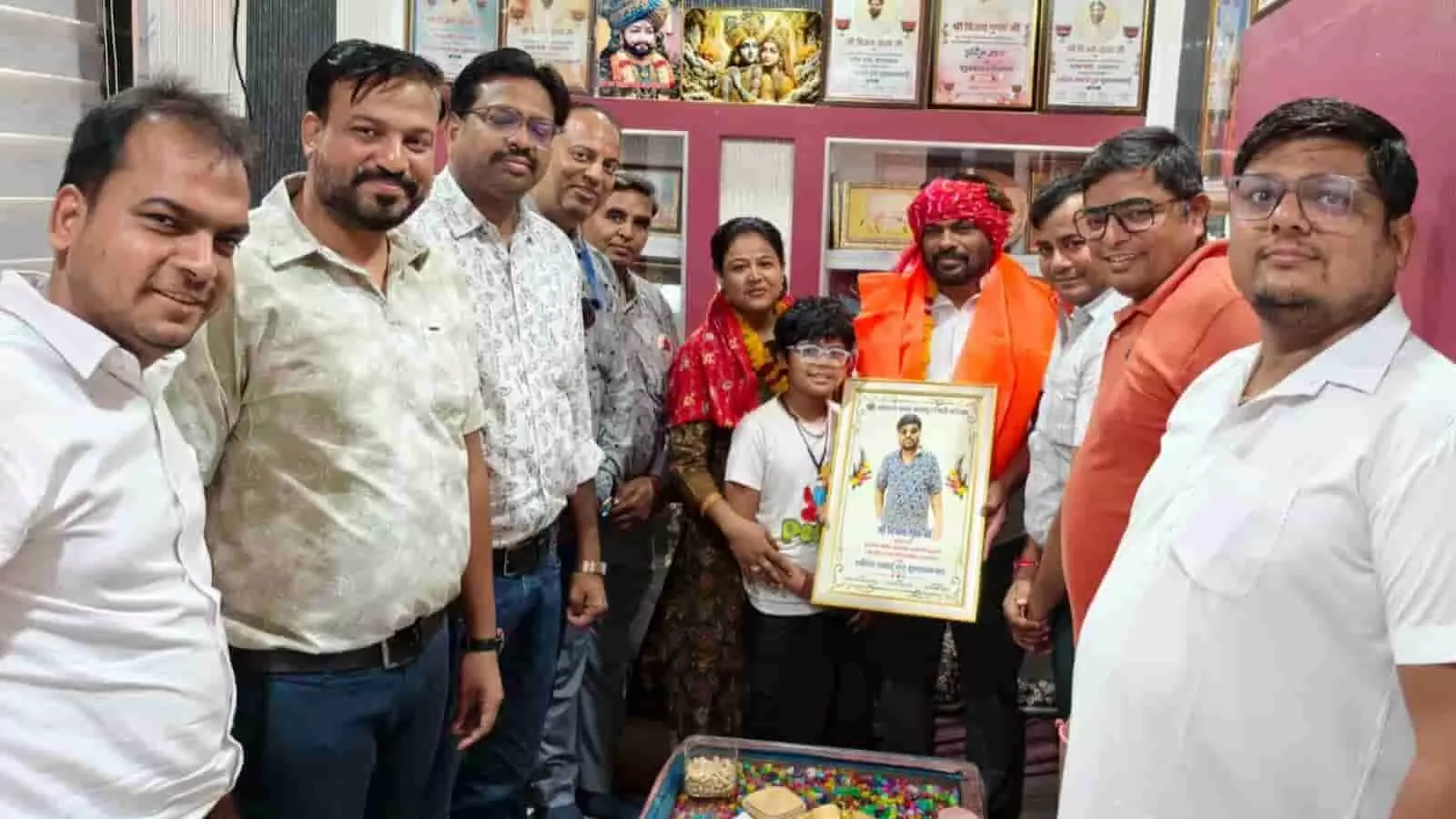 गंगापुर सिटी में लायंस क्लब गरिमा के सदस्य भाजपा नेता विजय अग्रवाल को उनके निवास पर सम्मानित करते हुए। गंगापुर सिटी में लायंस क्लब गरिमा के सदस्य भाजपा नेता विजय अग्रवाल को उनके निवास पर सम्मानित करते हुए।