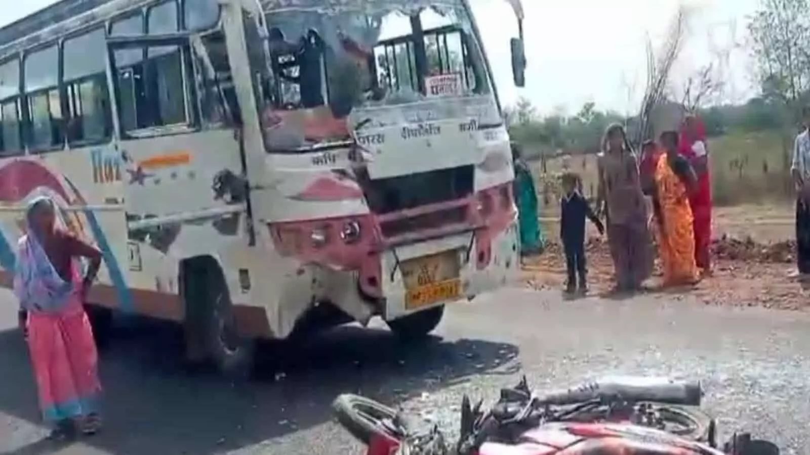 हटा-पन्ना स्टेट हाईवे पर दुर्घटनाग्रस्त यात्री बस और क्षतिग्रस्त बाइक के पास खड़े लोग। हटा-पन्ना स्टेट हाईवे पर दुर्घटनाग्रस्त यात्री बस और क्षतिग्रस्त बाइक के पास खड़े लोग।