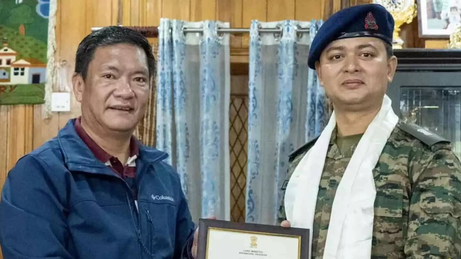 तस्वीर में मेजर रोहित गोगोई को मुख्यमंत्री पेमा खांडू प्रशस्ति पत्र प्रदान करते हुए। तस्वीर में मेजर रोहित गोगोई को मुख्यमंत्री पेमा खांडू प्रशस्ति पत्र प्रदान करते हुए।
