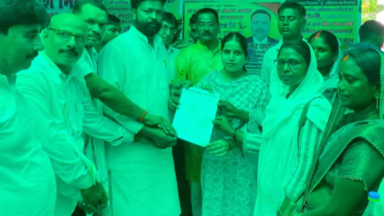 प्रयागराज में कांग्रेस कार्यकर्ता अधिकारियों को राम मंदिर चढ़ावा मामले की जांच के लिए ज्ञापन सौंपते हुए।