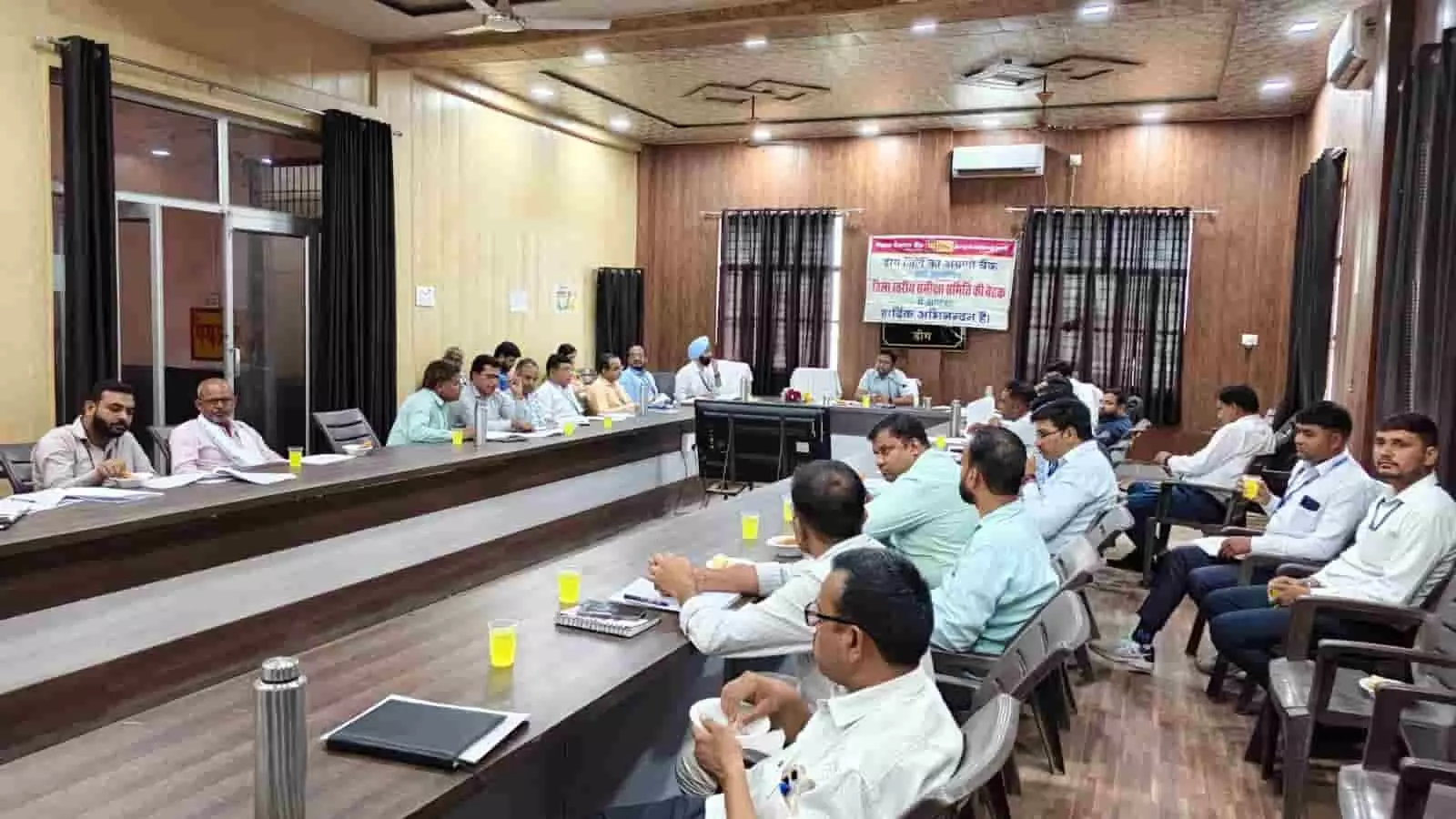 डीग पंचायत समिति सभागार में जिला कलेक्टर मयंक मनीष की अध्यक्षता में बैठक करते अधिकारी और बैंक प्रतिनिधि।