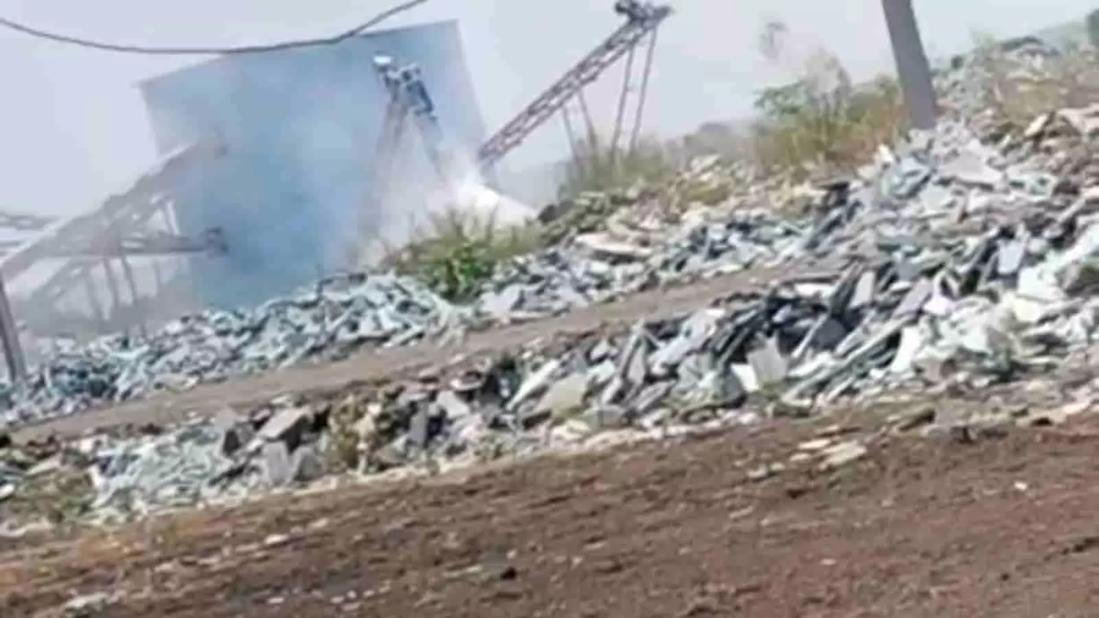 मालीपुरा के पास कृषि भूमि के बीच चलते हुए गिट्टी क्रेशर से उड़ता हुआ धूल का गुबार और बिखरे पत्थर। मालीपुरा के पास कृषि भूमि के बीच चलते हुए गिट्टी क्रेशर से उड़ता हुआ धूल का गुबार और बिखरे पत्थर।