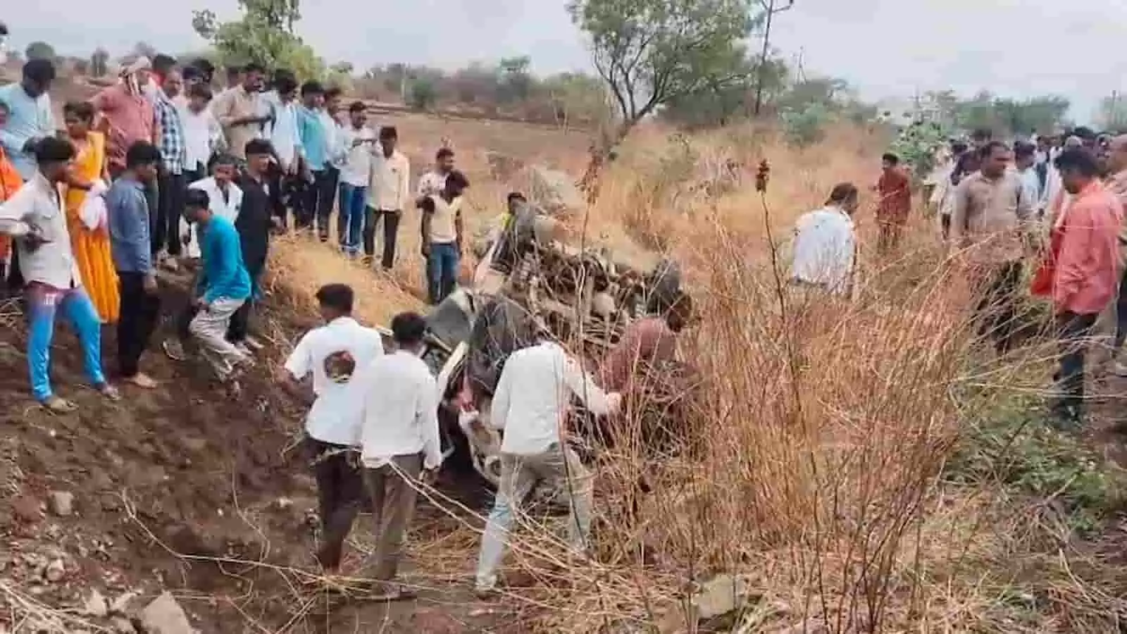 वाशिम में रिसोड मार्ग पर दुर्घटनाग्रस्त वाहन के पास बचाव कार्य के लिए एकत्रित स्थानीय लोग वाशिम में रिसोड मार्ग पर दुर्घटनाग्रस्त वाहन के पास बचाव कार्य के लिए एकत्रित स्थानीय लोग