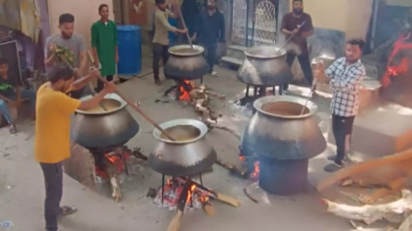 मोहर्रम पर्व की तैयारियों के बीच हज़रत इमाम हसन-हुसैन की याद में बनाया गया हलीम, बड़ी संख्या में शामिल हुए समाजजन