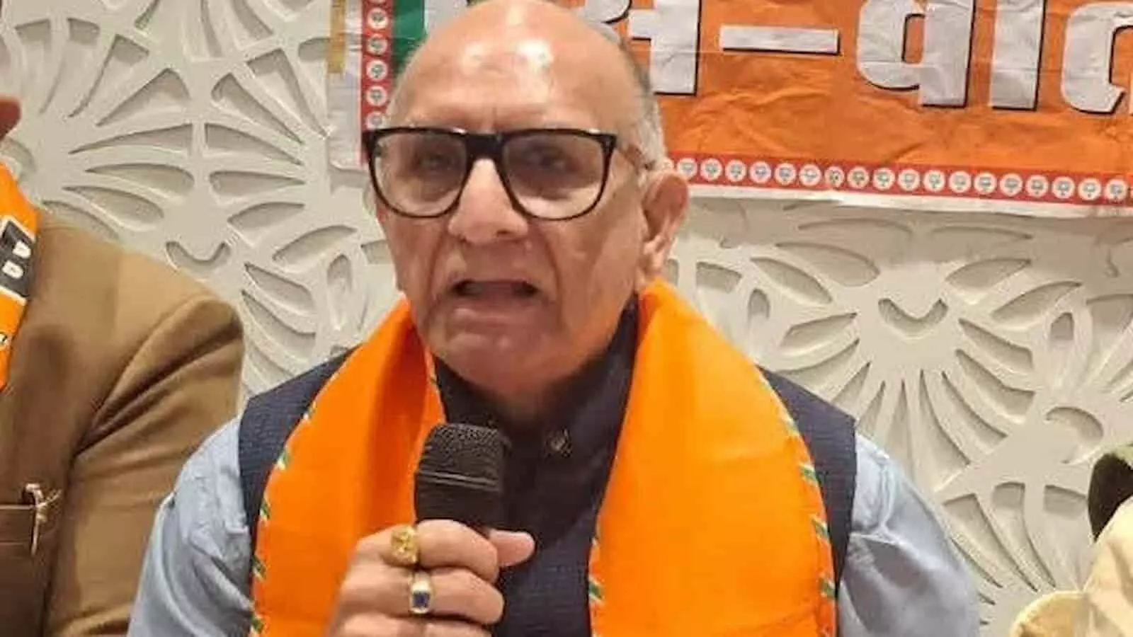 जयपुर में माइक पर बोलते हुए भाजपा नेता अशोक परनामी का क्लोज-अप चित्र। जयपुर में माइक पर बोलते हुए भाजपा नेता अशोक परनामी का क्लोज-अप चित्र।