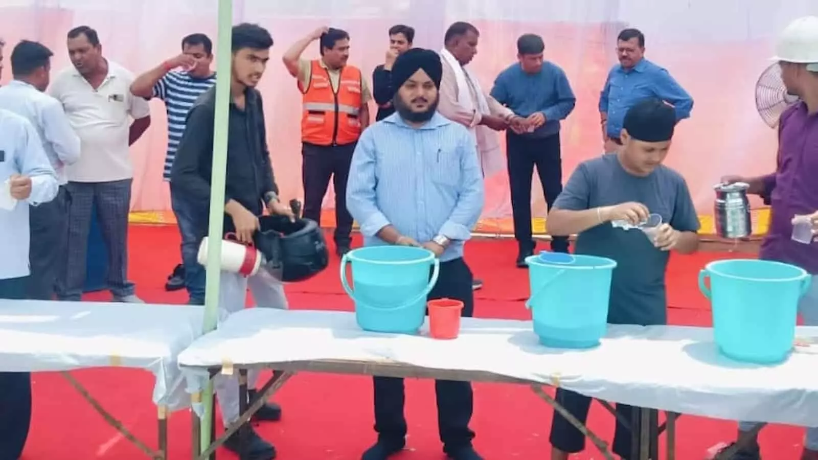 ब्यावर में गुरु अर्जुन देव महाराज के शहीदी दिवस पर आयोजित छबील में बाल्टी से लस्सी और प्रसाद वितरित करते सेवादार। ब्यावर में गुरु अर्जुन देव महाराज के शहीदी दिवस पर आयोजित छबील में बाल्टी से लस्सी और प्रसाद वितरित करते सेवादार।
