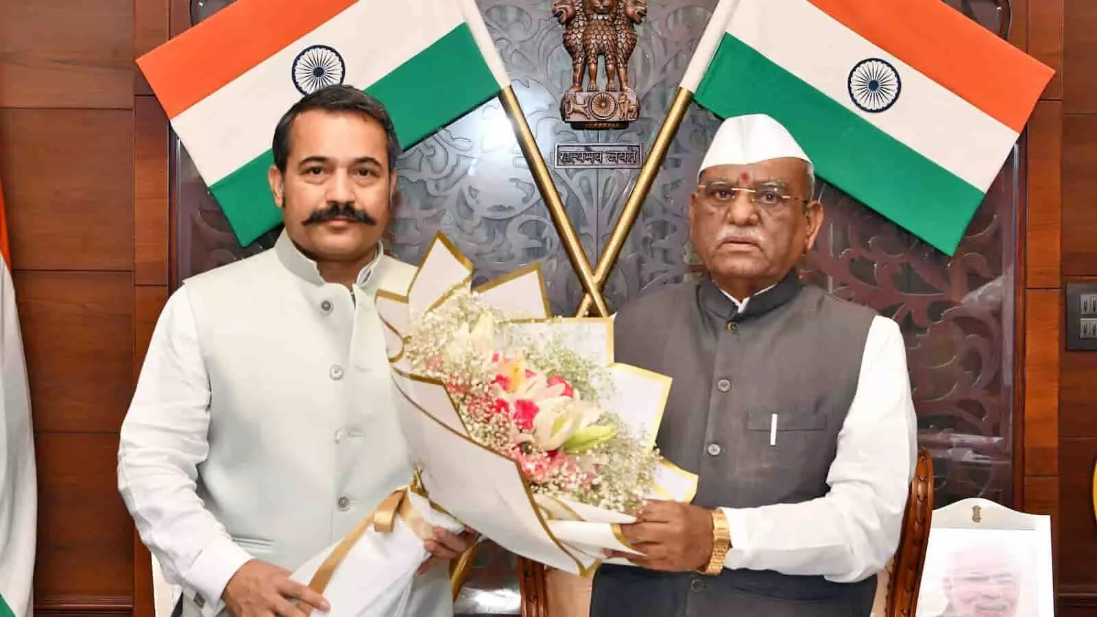 जयपुर राजभवन में राज्यपाल हरिभाऊ बागडे को गुलदस्ता भेंट करते आरपीएससी कार्यवाहक अध्यक्ष केसरी सिंह। जयपुर राजभवन में राज्यपाल हरिभाऊ बागडे को गुलदस्ता भेंट करते आरपीएससी कार्यवाहक अध्यक्ष केसरी सिंह।