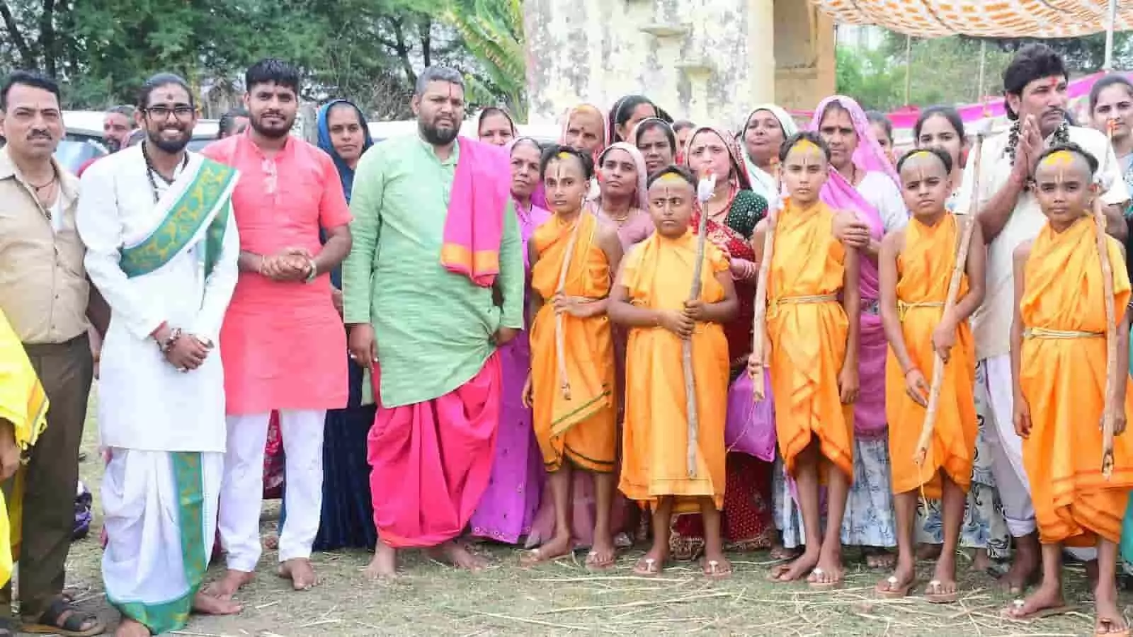 प्रतापगढ़ के दीपेश्वर महादेव मंदिर में सामूहिक यज्ञोपवीत संस्कार समारोह के दौरान संतों और अतिथियों के साथ खड़े पारंपरिक वस्त्र पहने बटुक। प्रतापगढ़ के दीपेश्वर महादेव मंदिर में सामूहिक यज्ञोपवीत संस्कार समारोह के दौरान संतों और अतिथियों के साथ खड़े पारंपरिक वस्त्र पहने बटुक।