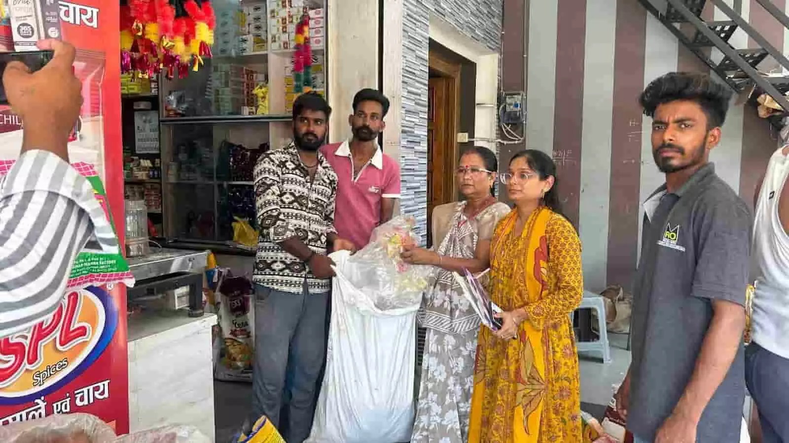 आकोला में विशेष अभियान के तहत व्यापारिक प्रतिष्ठान से प्रतिबंधित पॉलीथिन थैलियां जब्त करते नगर पालिका के कर्मचारी। आकोला में विशेष अभियान के तहत व्यापारिक प्रतिष्ठान से प्रतिबंधित पॉलीथिन थैलियां जब्त करते नगर पालिका के कर्मचारी।
