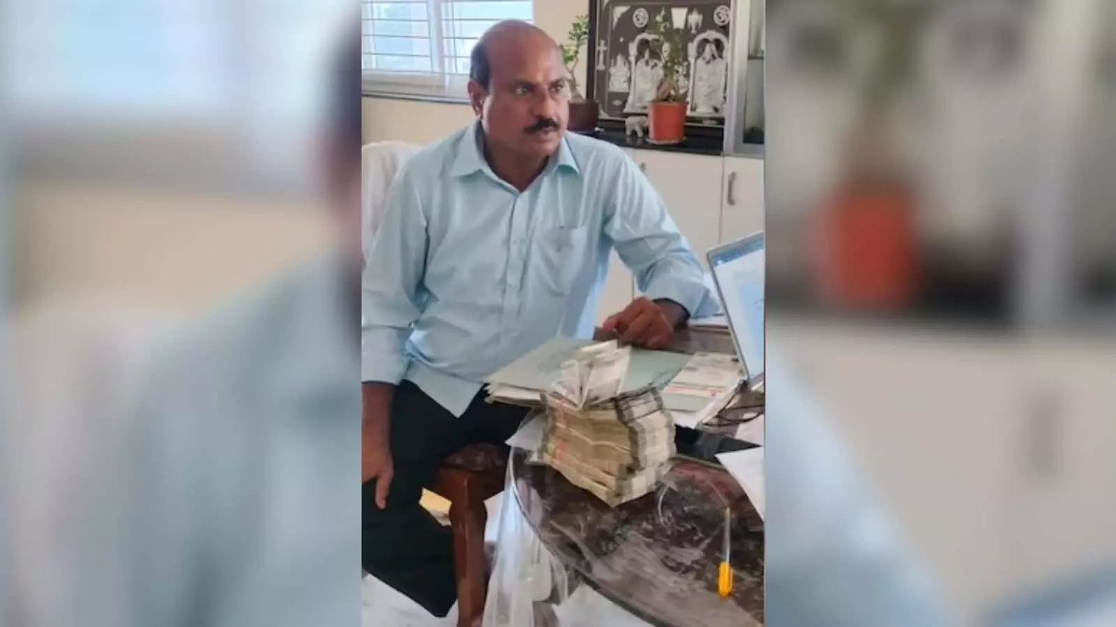तस्वीर में दिख रहे निज़ामाबाद आबकारी अधिकारी कोमुरि मल्ला रेड्डी जिनके ठिकानों पर एसीबी ने आय से अधिक संपत्ति के मामले में छापेमारी की है।