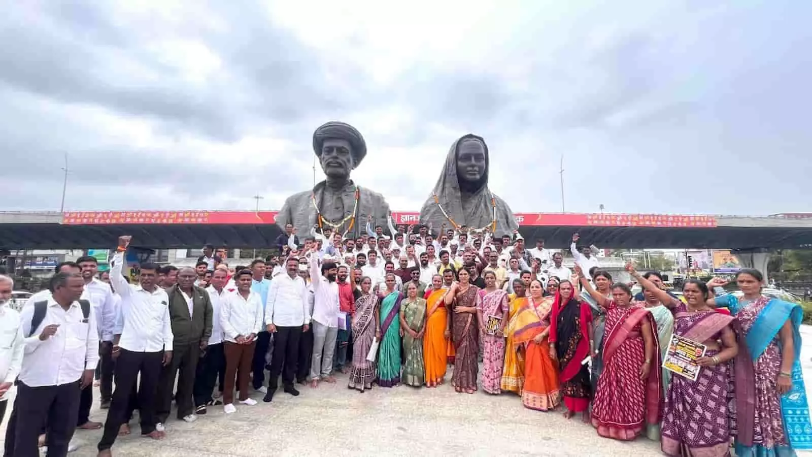 नाशिक के मुंबई नाका पर महात्मा फुले स्मारक के सामने प्रदर्शन के लिए जमा हुए किसान आंदोलनकारी। नाशिक के मुंबई नाका पर महात्मा फुले स्मारक के सामने प्रदर्शन के लिए जमा हुए किसान आंदोलनकारी।