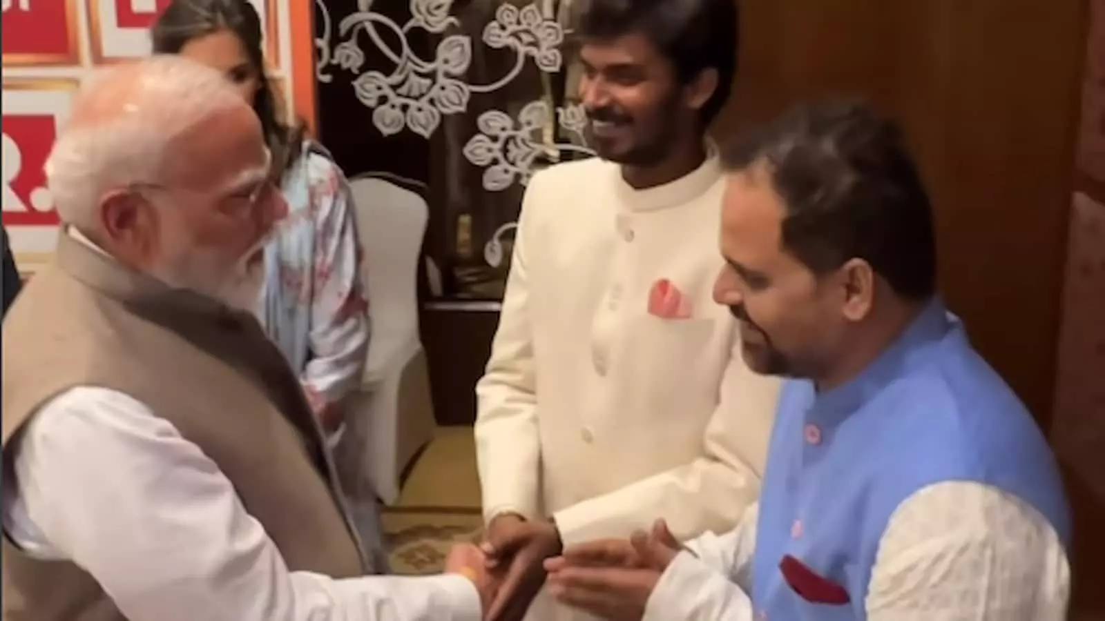 तस्वीर में प्रधानमंत्री मोदी पंचायत वेब सीरीज के कलाकारों के साथ बातचीत करते हुए। तस्वीर में प्रधानमंत्री मोदी पंचायत वेब सीरीज के कलाकारों के साथ बातचीत करते हुए।