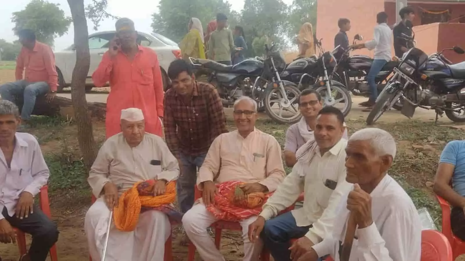 भरतपुर के हलैना में स्वागत कार्यक्रम के दौरान ग्रामीणों के साथ बैठे पूर्व सांसद पं. रामकिशन। भरतपुर के हलैना में स्वागत कार्यक्रम के दौरान ग्रामीणों के साथ बैठे पूर्व सांसद पं. रामकिशन।