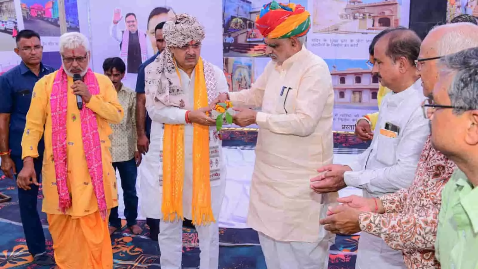 जयपुर के सांगानेर में मंदिर विकास कार्यों के शिलान्यास समारोह के दौरान मुख्यमंत्री भजनलाल शर्मा और अन्य जनप्रतिनिधि। जयपुर के सांगानेर में मंदिर विकास कार्यों के शिलान्यास समारोह के दौरान मुख्यमंत्री भजनलाल शर्मा और अन्य जनप्रतिनिधि।