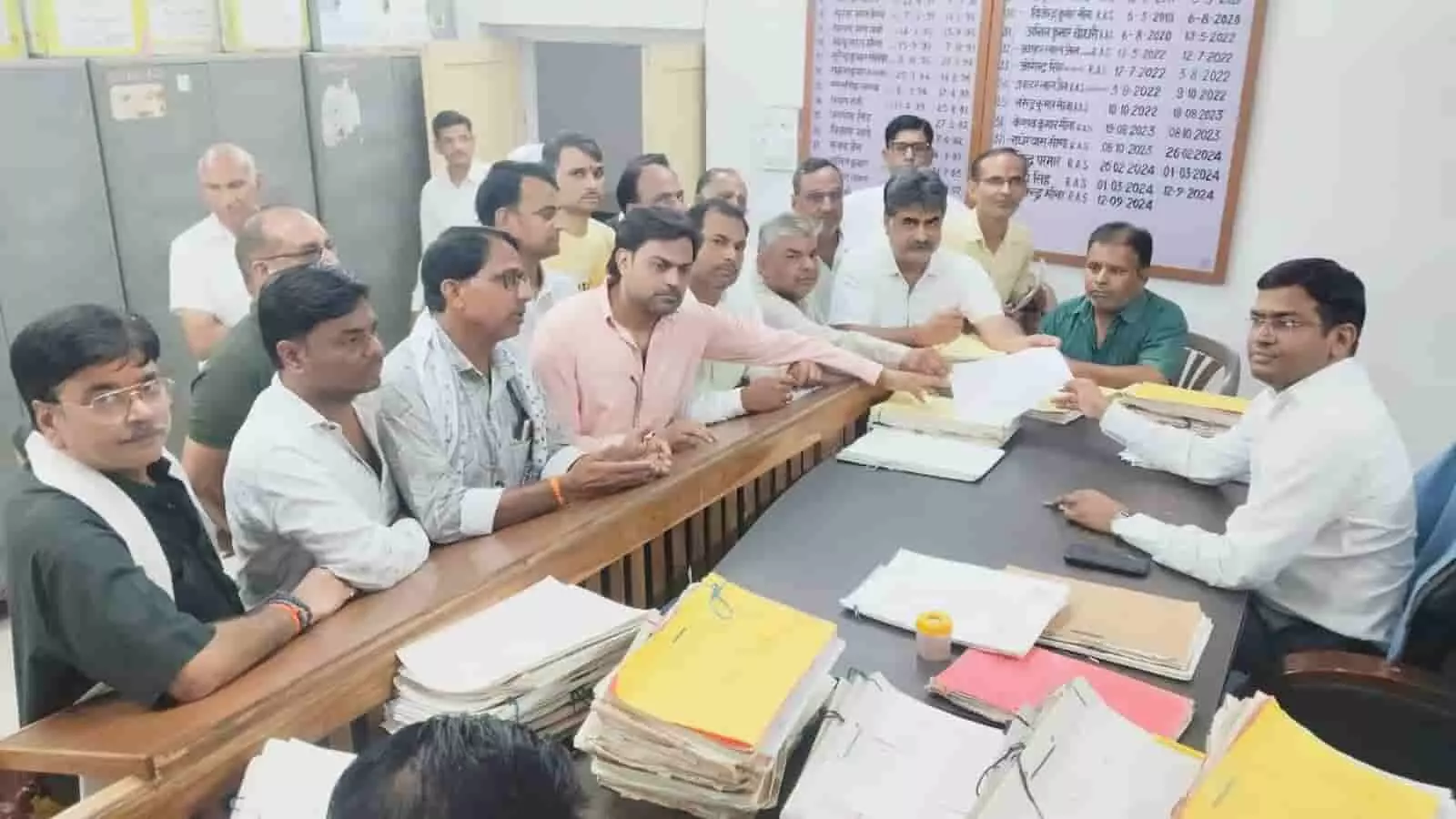 गंगापुर सिटी कार्यालय में उपखंड अधिकारी की मेज के पास खड़े होकर ज्ञापन सौंपते समाज के प्रतिनिधि और बैठे अधिकारी। गंगापुर सिटी कार्यालय में उपखंड अधिकारी की मेज के पास खड़े होकर ज्ञापन सौंपते समाज के प्रतिनिधि और बैठे अधिकारी।