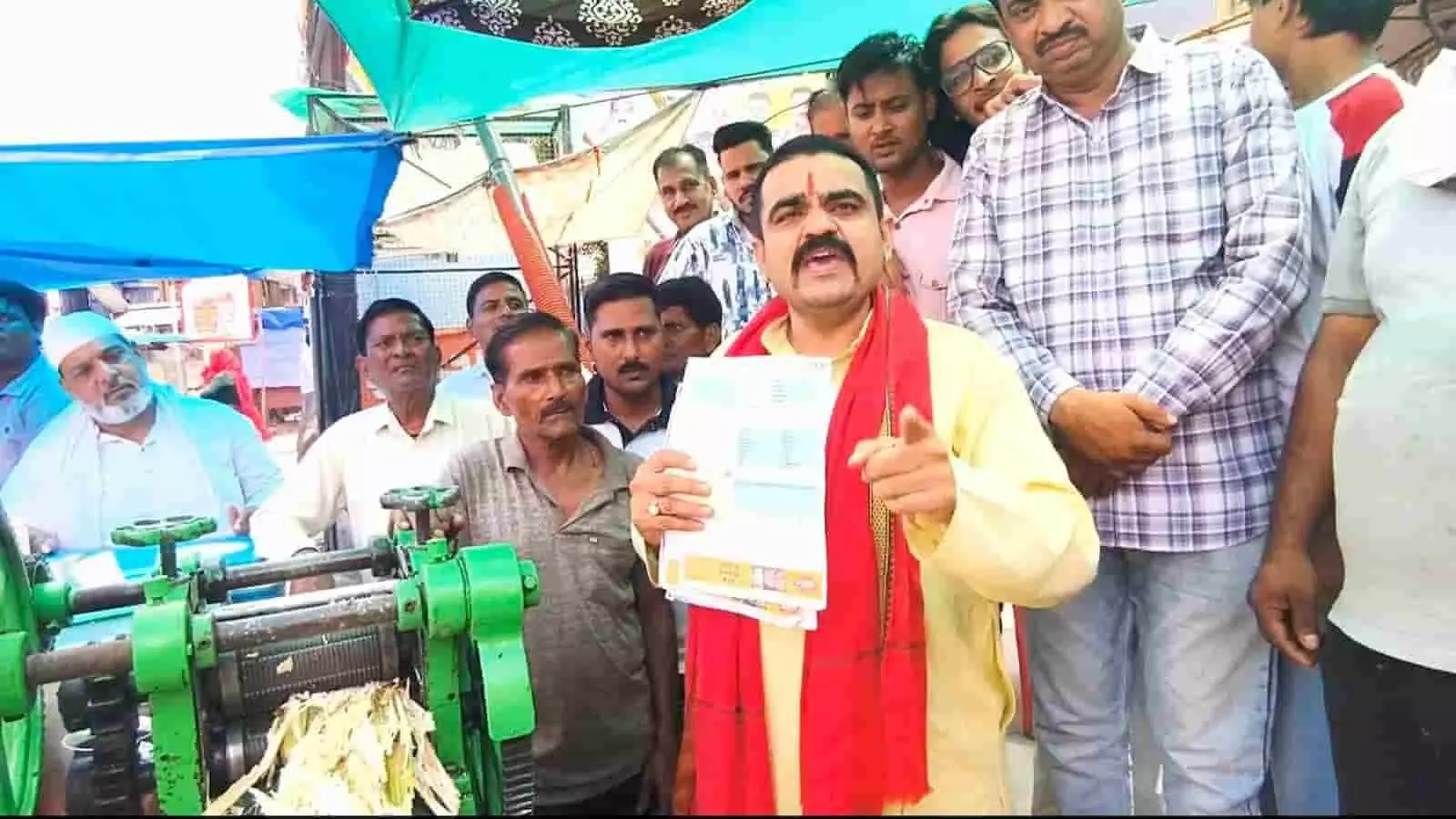 कोटा के श्रीपुरा चौराहे पर भारी बिजली बिल के खिलाफ प्रदर्शन करते हिम्मत सिंह और पीड़ित उपभोक्ता।