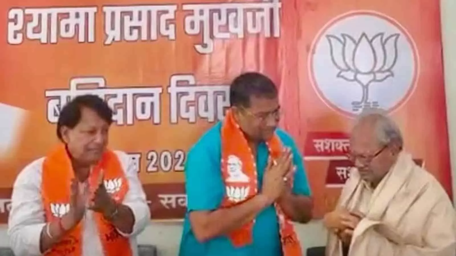 सवाई माधोपुर में भाजपा कार्यालय के मंच पर पुष्पांजलि कार्यक्रम के दौरान अभिवादन करते पार्टी पदाधिकारी और कार्यकर्ता।