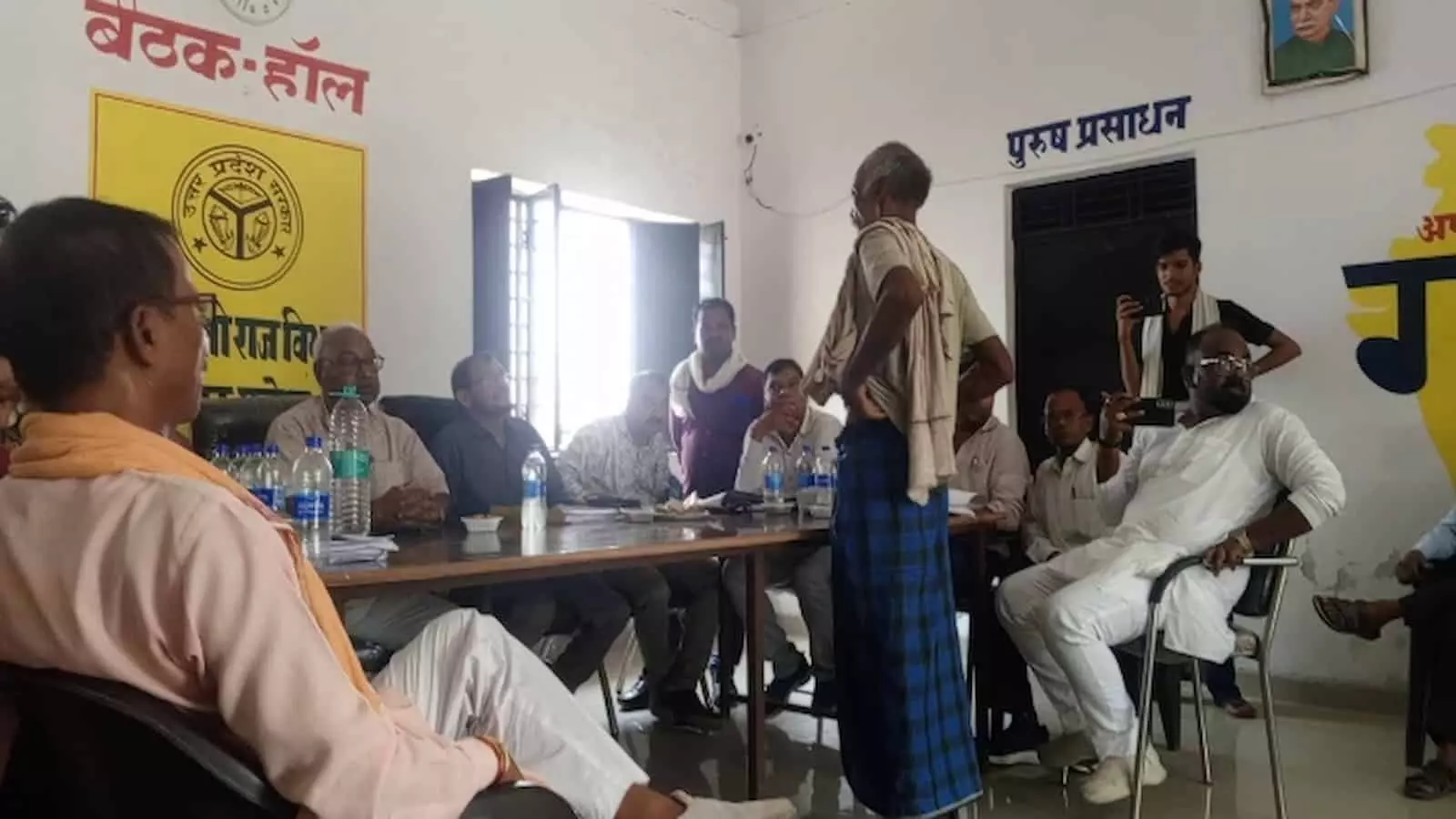 सैदाबाद के खेरूवा गांव में प्रशासनिक अधिकारी ग्राम प्रधान के कार्यों की जांच कर रहे हैं। सैदाबाद के खेरूवा गांव में प्रशासनिक अधिकारी ग्राम प्रधान के कार्यों की जांच कर रहे हैं।