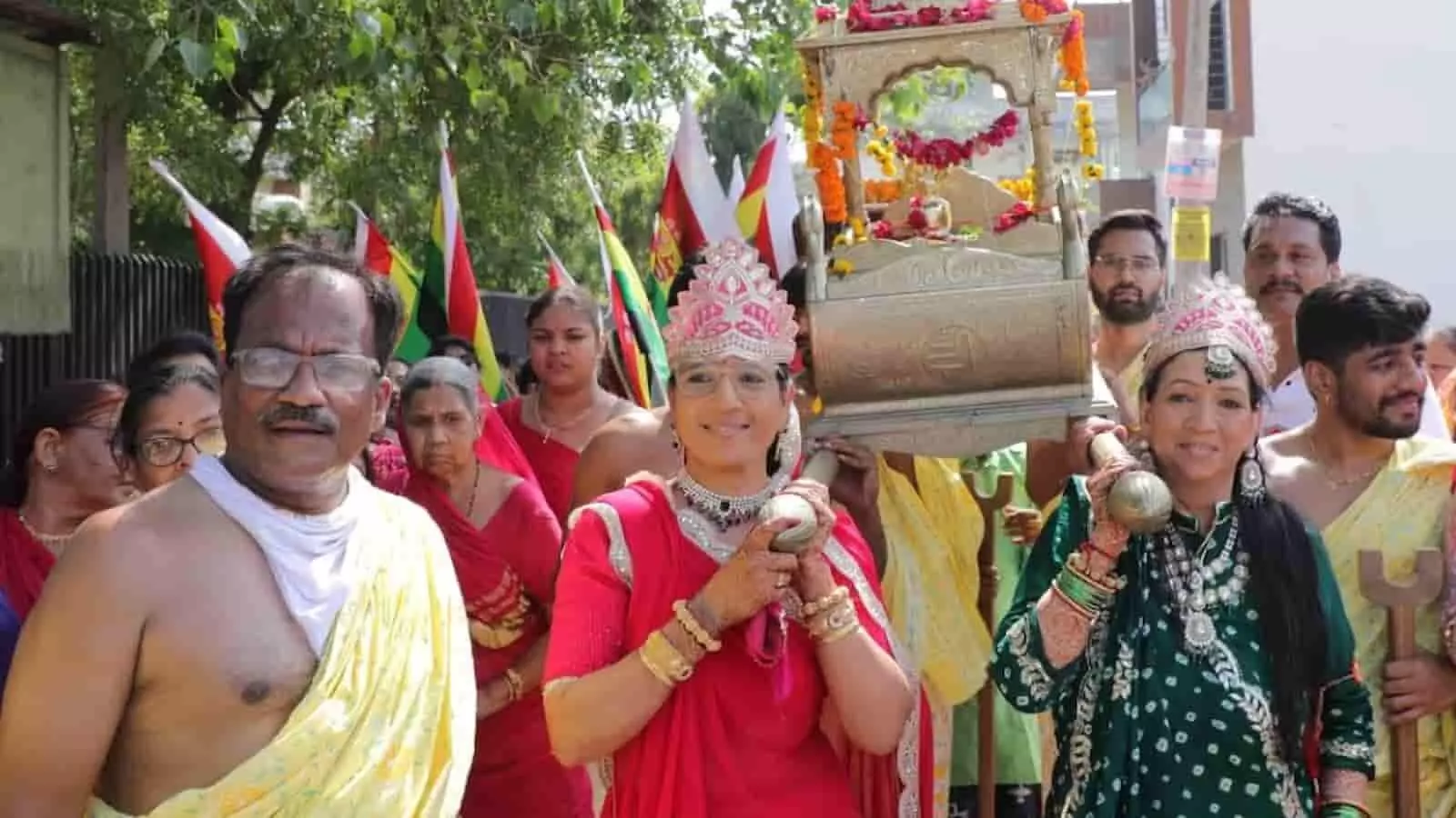 निम्बाहेड़ा सुमतिनाथ जैन मंदिर में च्यवन एवं जन्म कल्याणक महोत्सव की भव्य शोभायात्रा निकालते श्रद्धालु।