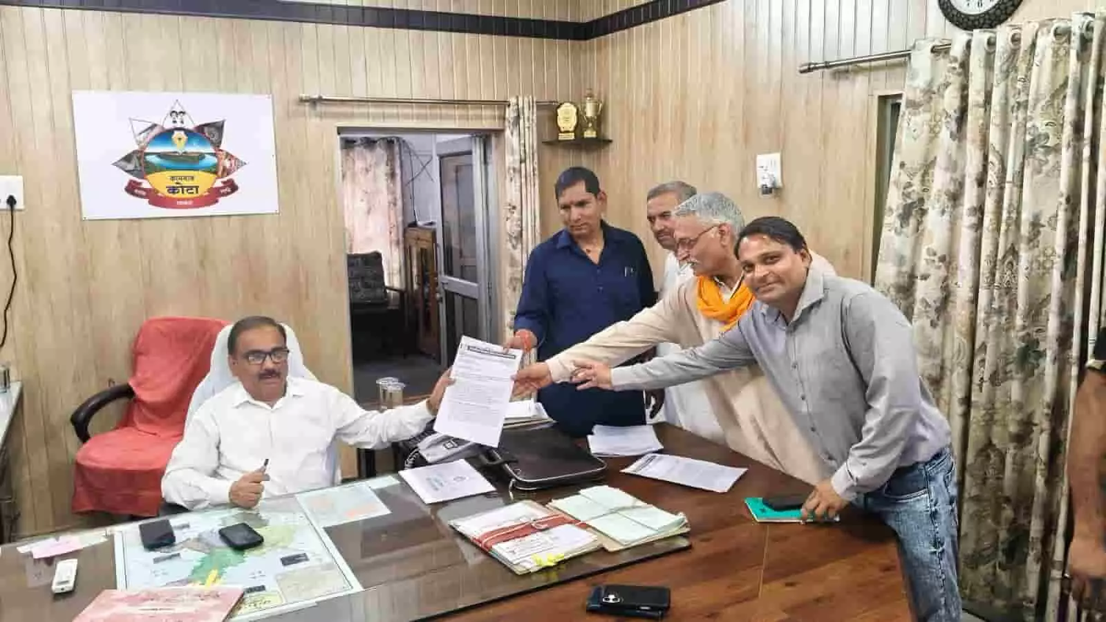 कोटा कलेक्ट्रेट कार्यालय में अतिरिक्त जिला कलेक्टर वीरेन्द्र यादव को ज्ञापन सौंपते भारतीय किसान संघ के पदाधिकारी और सदस्य।
