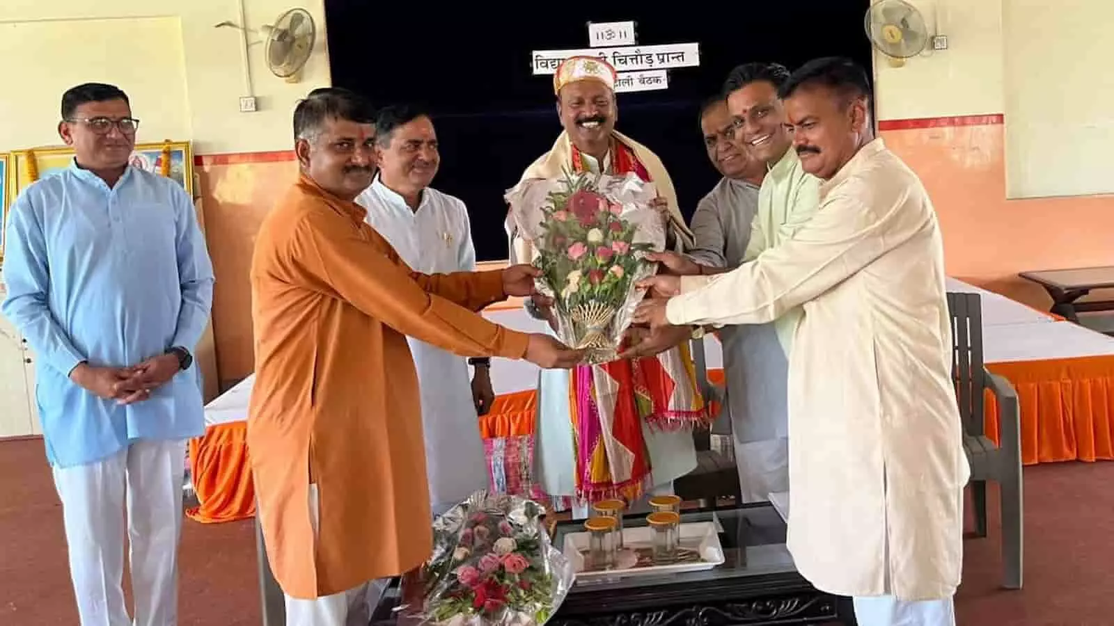 भीलवाड़ा में आरपीएससी सदस्य प्रो. संतोष आनंद का सम्मान करते विद्या भारती के पदाधिकारी। भीलवाड़ा में आरपीएससी सदस्य प्रो. संतोष आनंद का सम्मान करते विद्या भारती के पदाधिकारी।