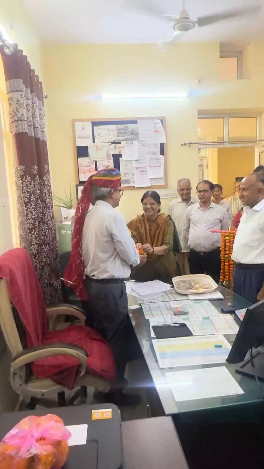 जोधपुर आयुर्वेद कार्यालय में पदभार ग्रहण करते डॉ. भींवाराम और विभागीय अधिकारी उपस्थित। जोधपुर आयुर्वेद कार्यालय में पदभार ग्रहण करते डॉ. भींवाराम और विभागीय अधिकारी उपस्थित।