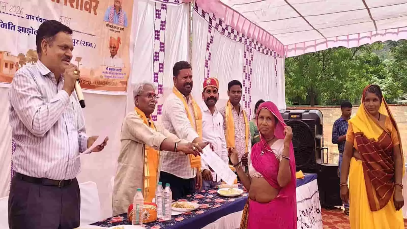 जनजाति मंत्री बाबूलाल खराड़ी ओगणा में ग्रामीण सेवा शिविर के दौरान लाभार्थियों को लाभ देते हुए। जनजाति मंत्री बाबूलाल खराड़ी ओगणा में ग्रामीण सेवा शिविर के दौरान लाभार्थियों को लाभ देते हुए।