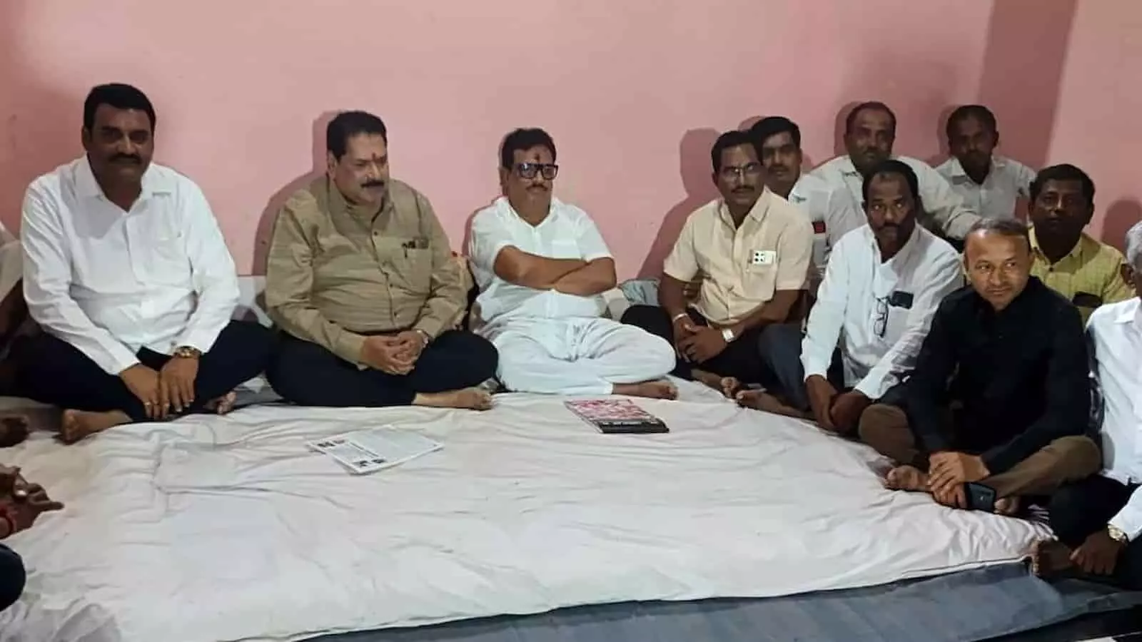 कोल्हापुर के चुये गांव में किसानों के साथ बैठक में बैठे पूर्व सांसद संजय मंडलिक गन्ना आंदोलन के संदर्भ में।