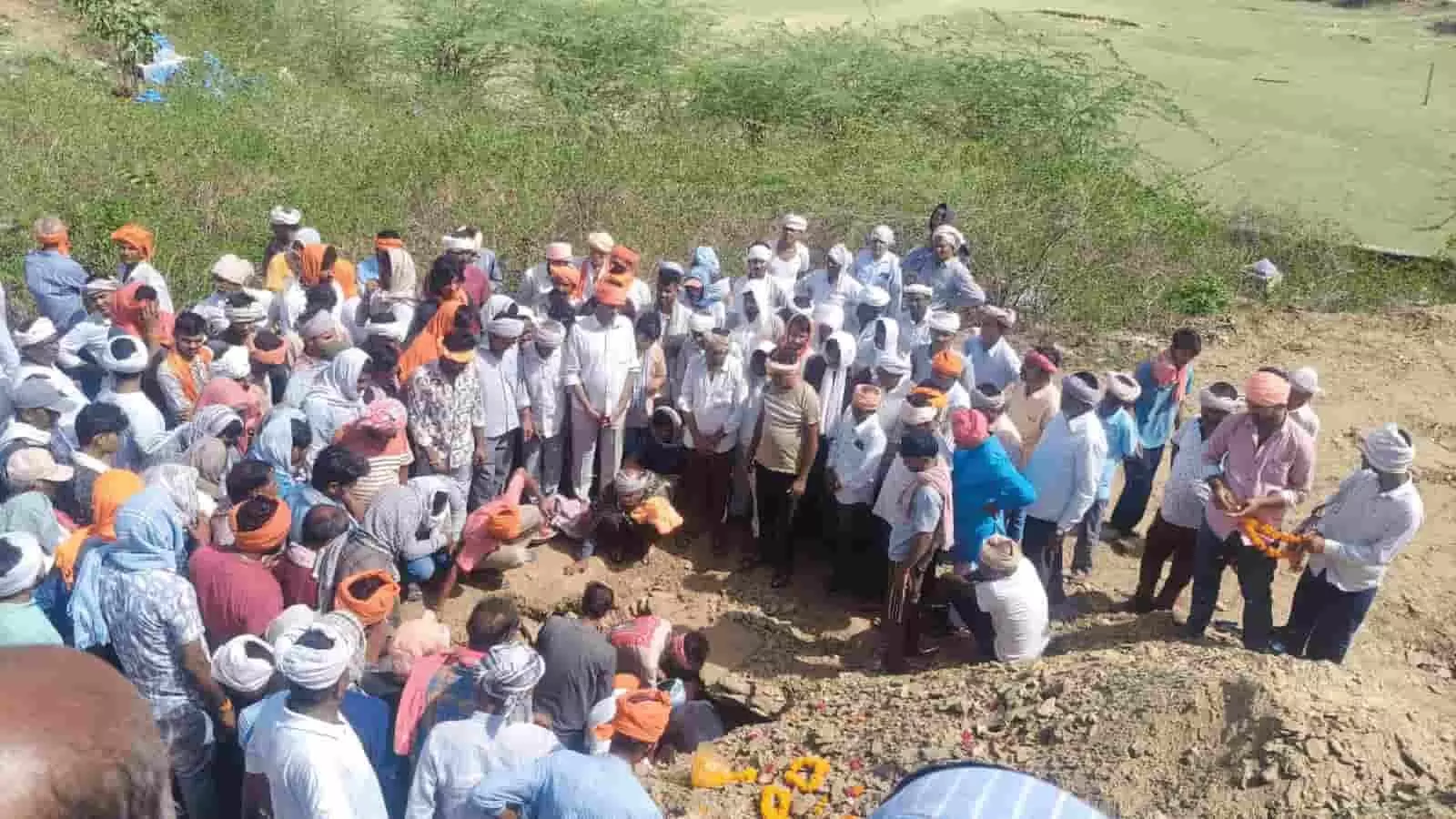 कलालिया श्मशान घाट पर एकत्रित रावल समाज के लोग छायादार शेड की मांग कर रहे हैं। कलालिया श्मशान घाट पर एकत्रित रावल समाज के लोग छायादार शेड की मांग कर रहे हैं।