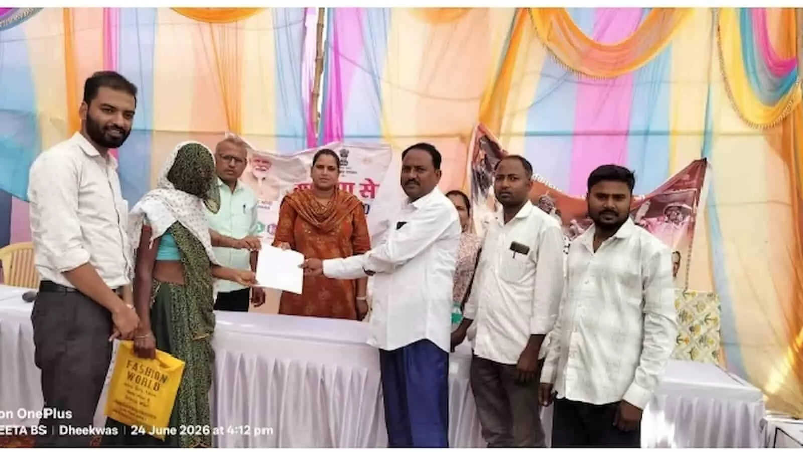 खेरवाड़ा के ढीकवास शिविर में अधिकारी विधवा महिला को पेंशन और पालनहार योजना का लाभ दे रहे हैं। खेरवाड़ा के ढीकवास शिविर में अधिकारी विधवा महिला को पेंशन और पालनहार योजना का लाभ दे रहे हैं।