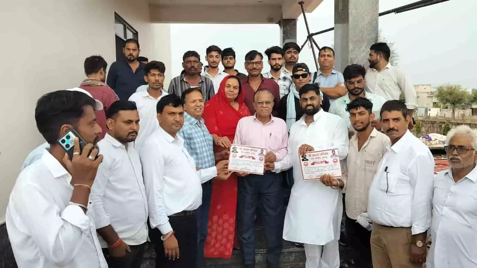 जसवंतगढ़ में आयोजित रक्तदान शिविर के दौरान प्रमाण पत्र हाथ में लिए खड़े लोग। जसवंतगढ़ में आयोजित रक्तदान शिविर के दौरान प्रमाण पत्र हाथ में लिए खड़े लोग।