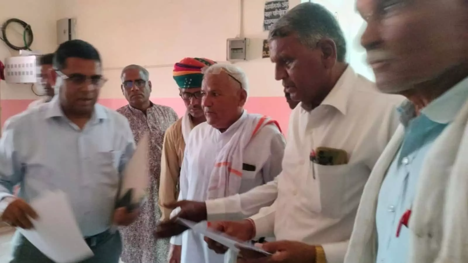 बारां में जिला कलेक्टर कार्यालय के भीतर अधिकारियों को कृषि संबंधी मांगों का ज्ञापन सौंपते भारतीय किसान संघ के पदाधिकारी। बारां में जिला कलेक्टर कार्यालय के भीतर अधिकारियों को कृषि संबंधी मांगों का ज्ञापन सौंपते भारतीय किसान संघ के पदाधिकारी।