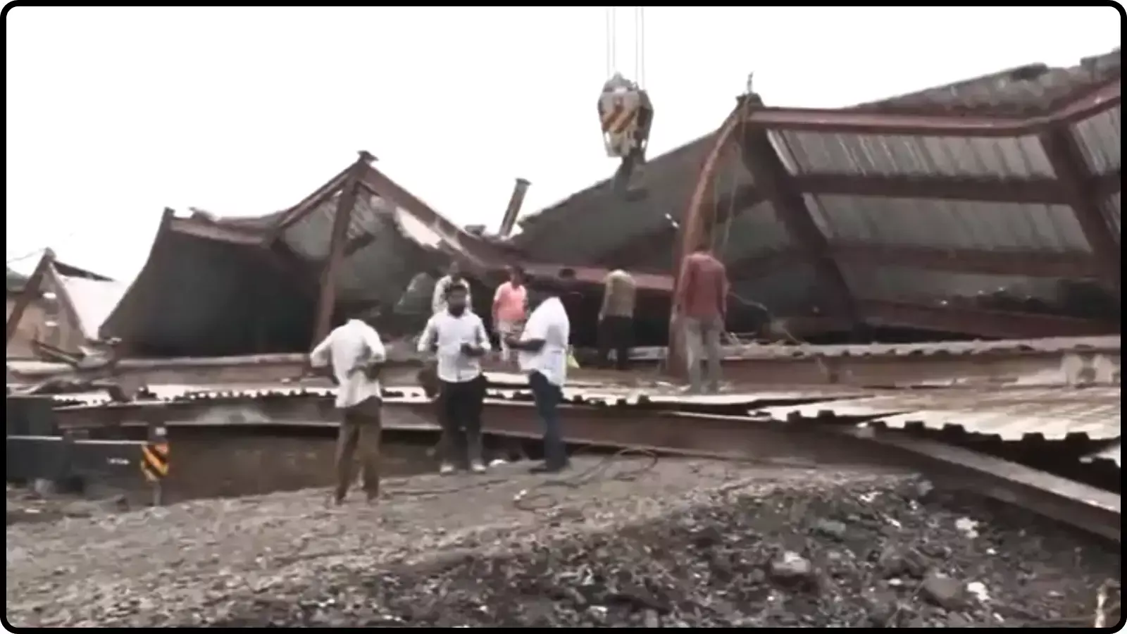 कोलकाता के Brace Bridge के पास निर्माणाधीन गोदाम ढहा ; 3 की मौत, 21 मजदूर निकाले गए कोलकाता के Brace Bridge के पास निर्माणाधीन गोदाम ढहा ; 3 की मौत, 21 मजदूर निकाले गए