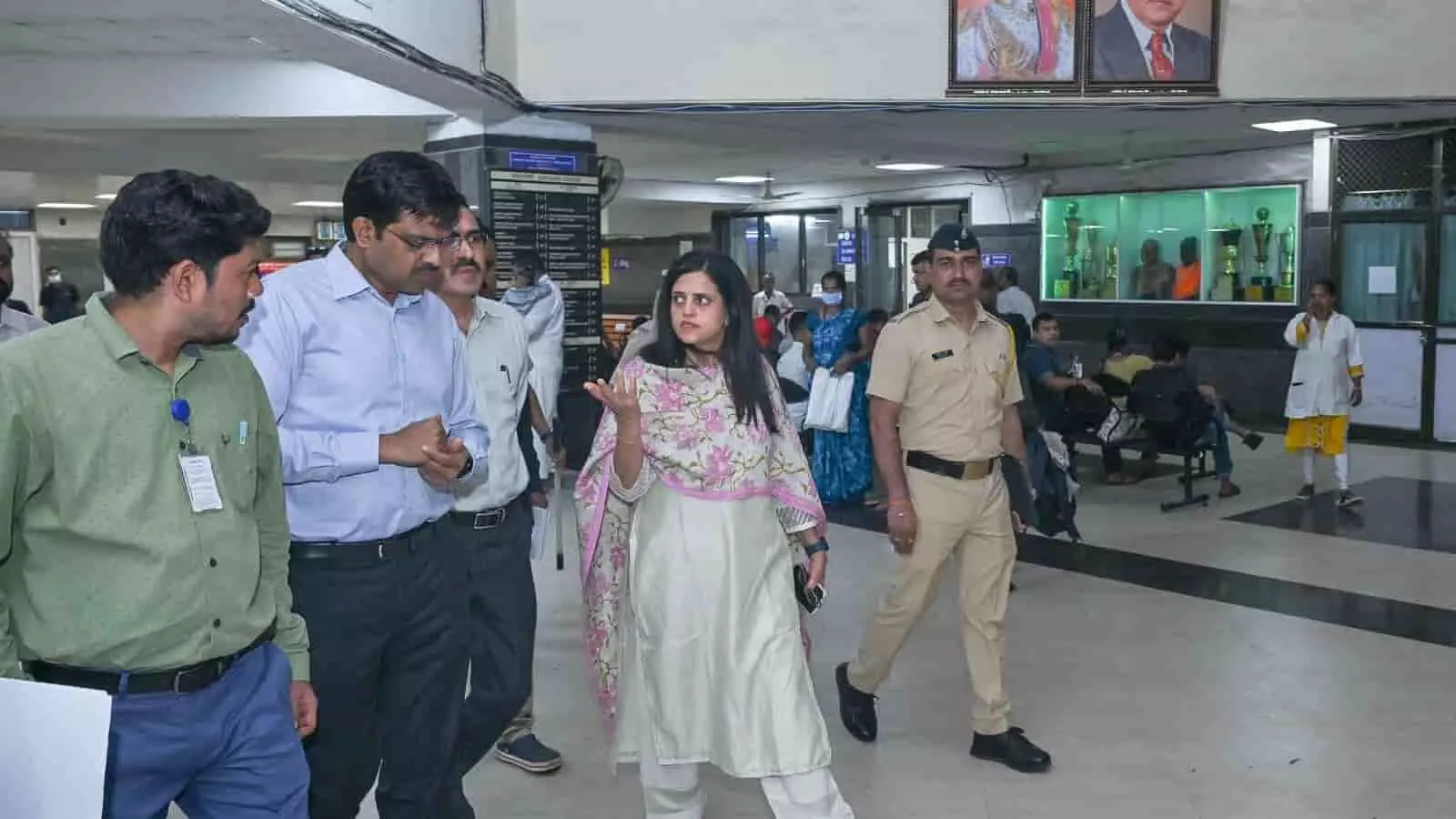 तस्वीर में बीएमसी कमिश्नर अश्विनी भिडे अस्पतालों का निरीक्षण करते हुए दिख रही हैं। तस्वीर में बीएमसी कमिश्नर अश्विनी भिडे अस्पतालों का निरीक्षण करते हुए दिख रही हैं।