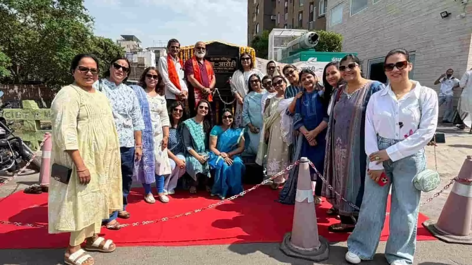 तस्वीर में कोटा में वॉटर कूलर का उद्घाटन करतीं अग्र आरोही महिला मंच की सदस्य दिख रही हैं। तस्वीर में कोटा में वॉटर कूलर का उद्घाटन करतीं अग्र आरोही महिला मंच की सदस्य दिख रही हैं।
