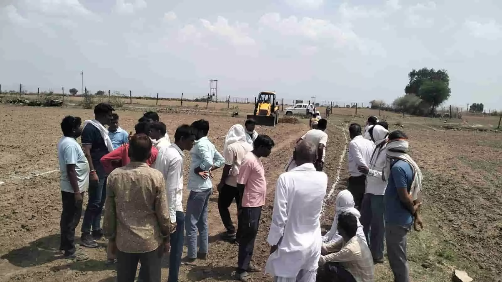 तस्वीर में निमोदा में प्रशासन द्वारा प्राचीन मार्ग से हटाया गया अवैध अतिक्रमण। तस्वीर में निमोदा में प्रशासन द्वारा प्राचीन मार्ग से हटाया गया अवैध अतिक्रमण।