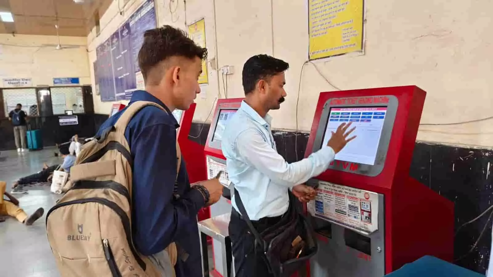 तस्वीर में एक यात्री कोटा रेलवे स्टेशन पर यूपीआई आधारित एटीवीएम मशीन से टिकट बुक करते हुए। तस्वीर में एक यात्री कोटा रेलवे स्टेशन पर यूपीआई आधारित एटीवीएम मशीन से टिकट बुक करते हुए।