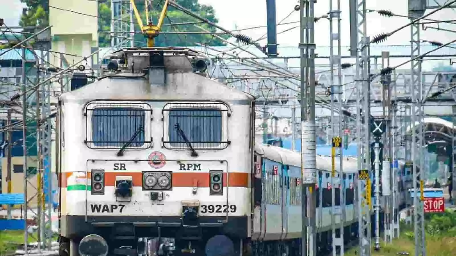 रेलवे ट्रैक पर चलती हुई भारतीय रेलवे की एक इलेक्ट्रिक लोकोमोटिव पैसेंजर ट्रेन उपनगरीय नेटवर्क यातायात के संदर्भ में। रेलवे ट्रैक पर चलती हुई भारतीय रेलवे की एक इलेक्ट्रिक लोकोमोटिव पैसेंजर ट्रेन उपनगरीय नेटवर्क यातायात के संदर्भ में।