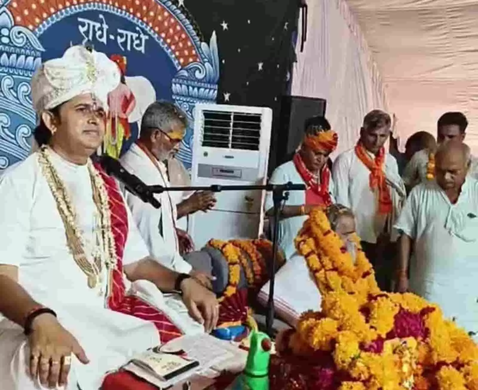 तस्वीर में सिकंदरा गांव में आयोजित श्रीमद्भागवत कथा के मंच पर व्यासपीठ और श्रद्धालु दिख रहे हैं। तस्वीर में सिकंदरा गांव में आयोजित श्रीमद्भागवत कथा के मंच पर व्यासपीठ और श्रद्धालु दिख रहे हैं।
