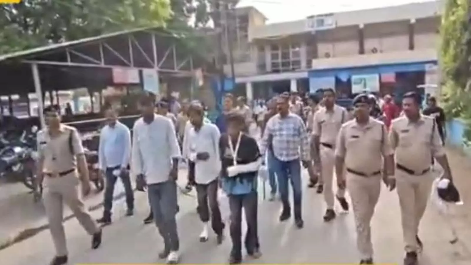 कटनी में पुलिस हिरासत में अस्पताल ले जाए जा रहे आरक्षक पर हमला करने वाले आरोपी। कटनी में पुलिस हिरासत में अस्पताल ले जाए जा रहे आरक्षक पर हमला करने वाले आरोपी।
