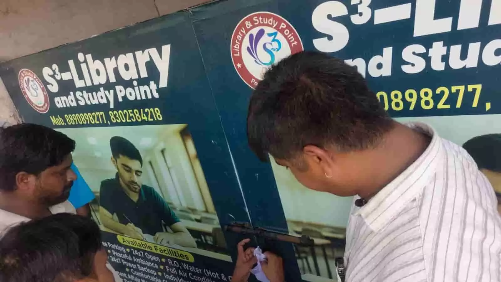 प्रशासनिक अधिकारियों द्वारा सुरक्षा मानकों की अनदेखी करने वाली लाइब्रेरी को सीज करने की कार्रवाई की जा रही है। प्रशासनिक अधिकारियों द्वारा सुरक्षा मानकों की अनदेखी करने वाली लाइब्रेरी को सीज करने की कार्रवाई की जा रही है।